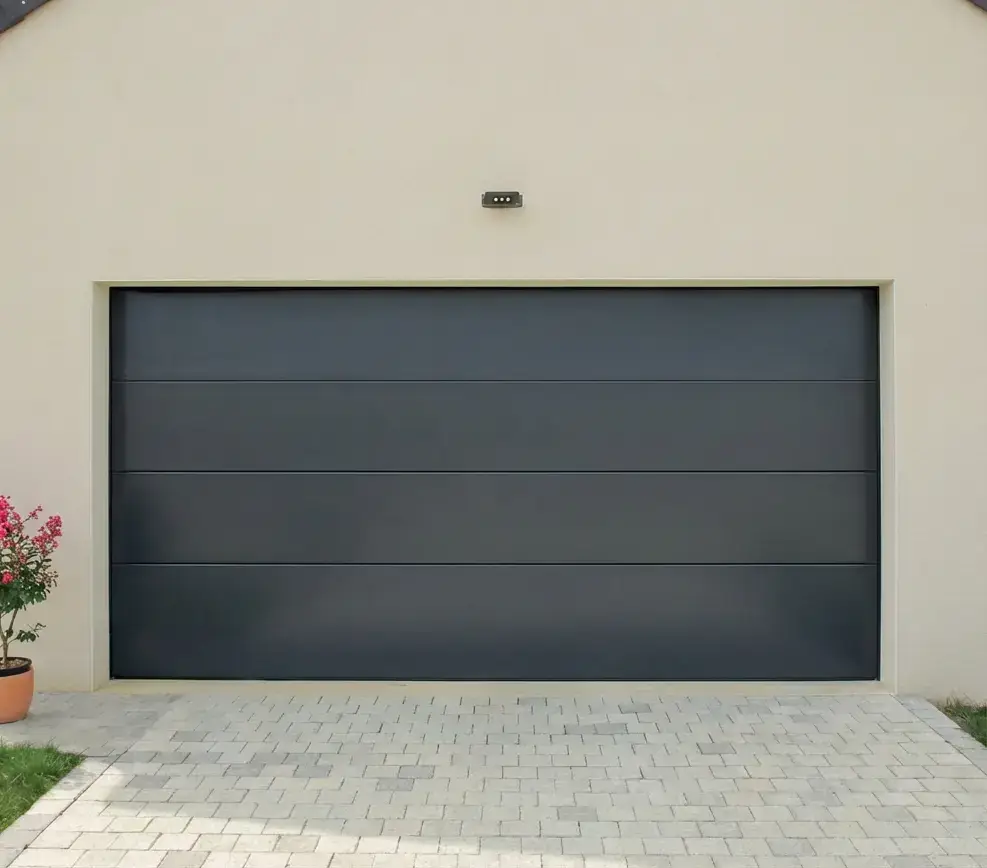 Porte de garage sur mesure posée à Croisy-sur-Eure par Atout Menuiserie
