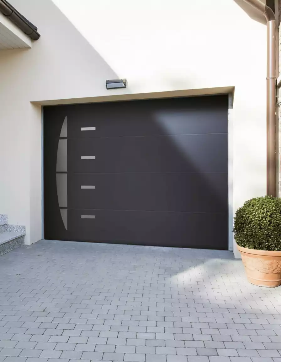 Porte de garage sur mesure posée à Saint-Germain-des-Angles par Atout Menuiserie