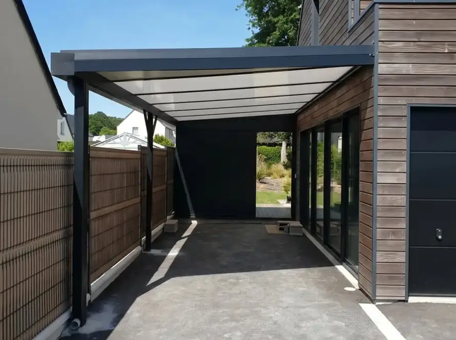 Carport aluminium anthracite adossé avec toit polycarbonate