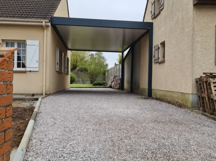 Carport aluminium anthracite implanté entre deux maisons