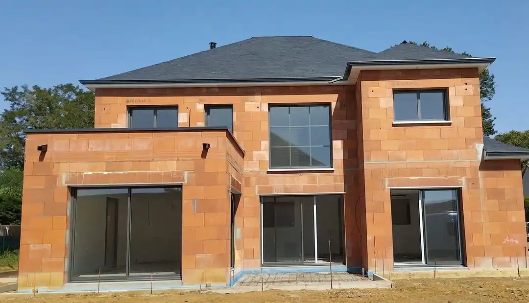 Façade de maison avec menuiseries extérieures neuves