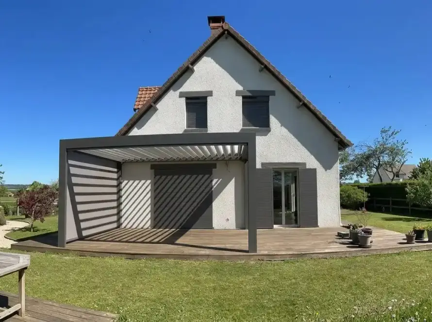 Pergola bioclimatique aluminium — Atout Menuiserie (Eure)