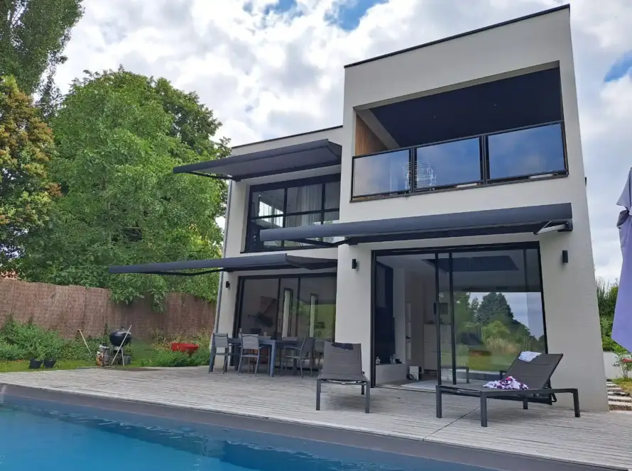 Store banne aluminium sur mesure — Atout Menuiserie (Eure)
