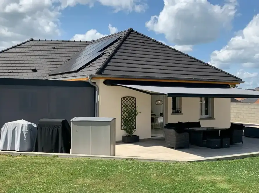 Store banne aluminium sur mesure — Atout Menuiserie (Eure)