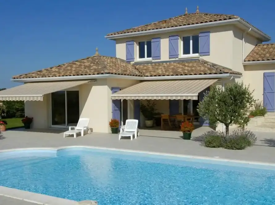 Store banne aluminium sur mesure — Atout Menuiserie (Eure)
