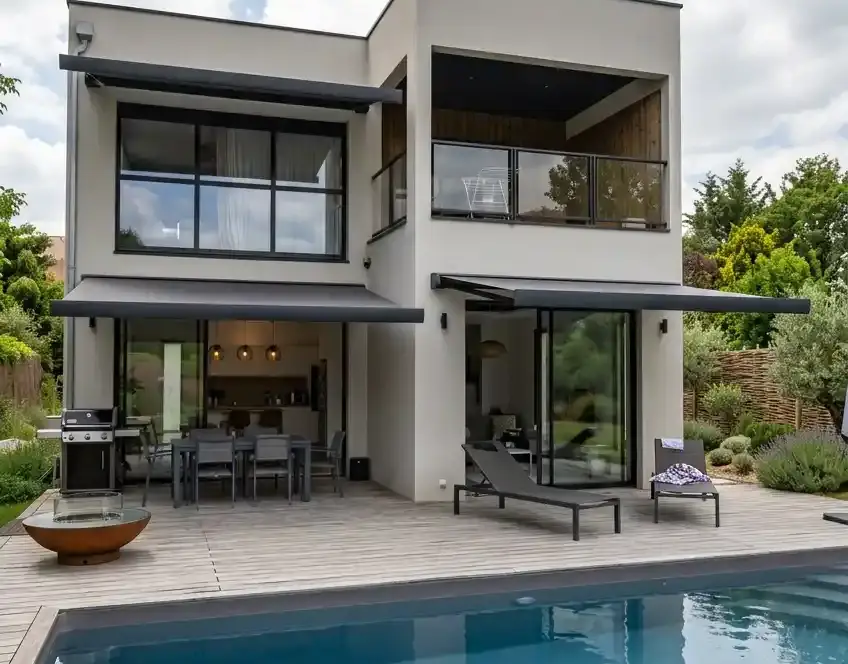 Store banne aluminium sur mesure — Atout Menuiserie (Eure)
